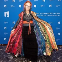 Med podeljevalci nagrad na odru je bila tudi piranska kulturnica in 
ustanoviteljica društva Anbot Pirančanka Natalija Planinc, ki je 
navdušila tudi s svojo obleko iz kravat. 