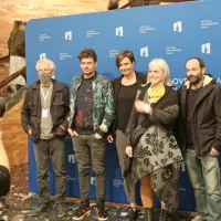 Soj žarometov redko obsije žirante, zato je člane obeh žirij  ovekovečila  fotografinja Katja Goljat (z leve): 
Želimir Žilnik, Primož Bezjak, Dana Budisavljević, Hana Repše, Matjaž Ivanišin in Robert Černelč. Opravili so 
težko delo, a kot je dejala Dana:  “Tudi če ne soglašate z izborom, ima prav.” Nagrad je bilo premalo. 