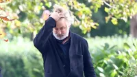 Aleca Baldwina so že zaslišali preiskovalci.  Prišel je prostovoljno in 
po zaslišanjih pretresen zapustil poslopje. 