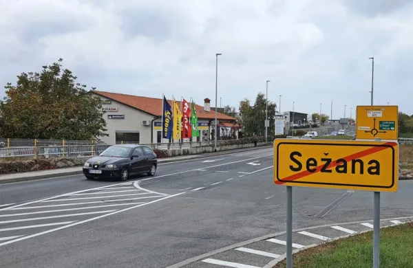 Tabla z označbo  Sežane stoji tako, da ostajajo vulkanizerstvo Hrvatič, Marmor, hotel Safir in dve bencinski črpalki zunaj naselja.  