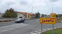 Tabla z označbo  Sežane stoji tako, da ostajajo vulkanizerstvo Hrvatič, Marmor, hotel Safir in dve bencinski črpalki zunaj naselja.  