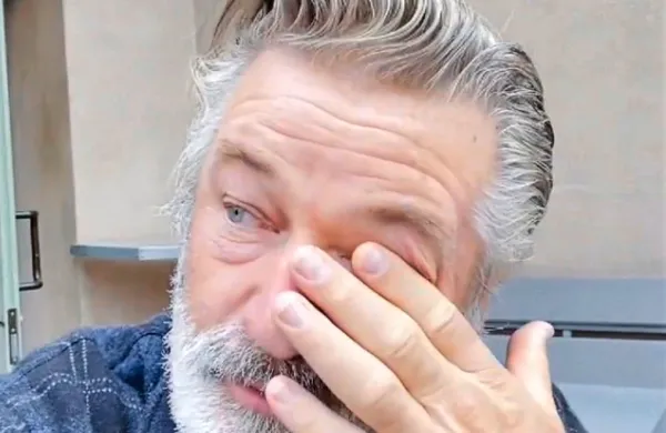 Hollywoodski zvezdnik Alec Baldwin je sporočil, da je pretresen, 
potem ko je med snemanjem s pištolo ubil snemalko Halyno 
Hutchins in ranil režiserja Joela Souzo. 