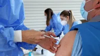 Ker upada zanimanje za cepljenje proti covidu-19 (tudi zaradi 
peripetij s cepivom Janssen),  uvaja vlada za to delo dodatno 
nagrajevanje zdravstvenih timov, sicer skladno z njenimi pogoji. 
(Pre)pozno, sporoča osnovno zdravstvo.  
