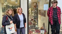 Mentorica  Tanja Skok (z leve), idejna vodja projekta Ester Grmek Šavle ter dijakinja Tina Kapović  pred jesensko obarvano izložbo 
Konfeterije Danev.