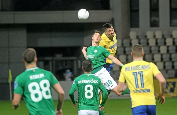 Na Bonifiki se danes obeta poslastica v obračunu med Koprom 
(rumeno-modra oprava) in Olimpijo.