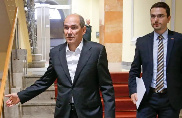 Premier Janez Janša in obrambni minister Matej Tonin sta po 
poročanju medijev v petek prejela pošiljki z grožnjami s smrtjo, 
pismom pa sta bila priložena strelna naboja.