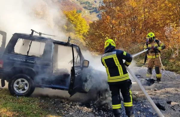 Med vožnjo se je začelo kaditi, ogenj uničil terenca