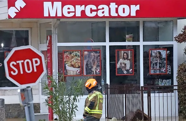 Policisti še iščejo moškega, ki je v trgovini Mercator v Strunjanu 
izvršil oborožen rop. Fotografija je iz arhiva.