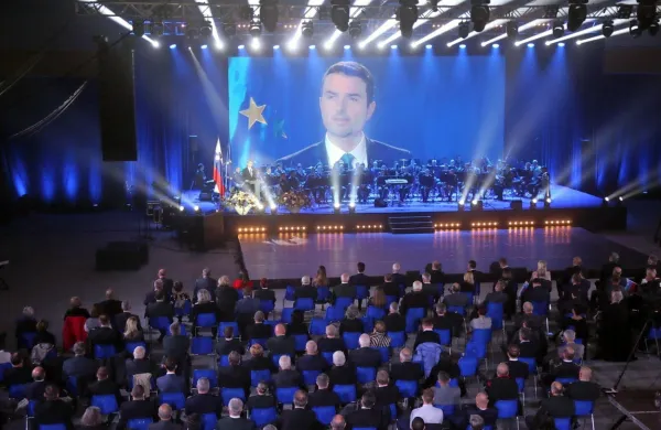 Najvi&scaron;ji politiki so družno pozivali k enotnosti