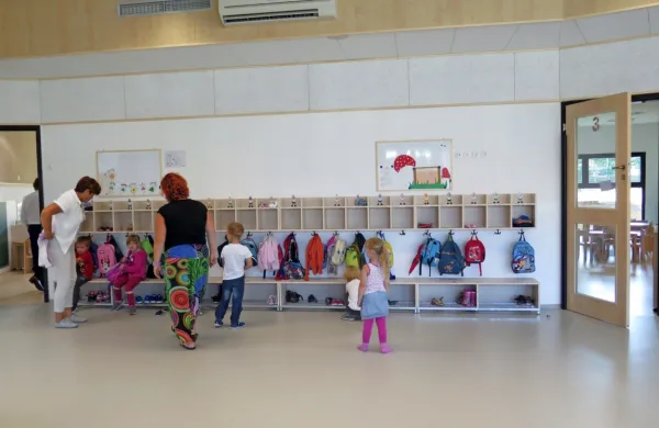 Ministrstvo: Vzgojitelj pred&scaron;olskih otrok - pomočnik vzgojitelja uvr&scaron;čen v vi&scaron;ji plačni razred