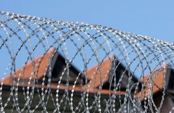 Namesto hi&scaron;nega pripora z ženo raje v zapor