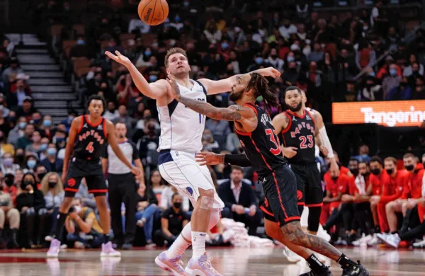 Luka Dončić (v belem dresu Dallasa) je tudi v Torontu uprizoril 
nekaj čarovnij, s katerimi je osupnil tekmece in gledalce.  