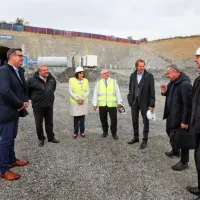 Koprski župan Aleš Bržan, član uprave 2TDK Božo Emeršič, županja Divače Alenka Štrucl Dovgan, generalni direktor 2TDK Pavle Hevka, direktor Kolektorja CPG Kristjan Mugerli, tiskovni predstavnik koprske škofije Božo Rustja in  škof Jurij Bizjak na portalu predora T8 v Dekanih.    