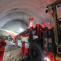 V predoru Dekani so do sedaj izkopali 50 metrov in so ravno na 
najzahtevnejšem delu, le sedem metrov pod državno cesto. 