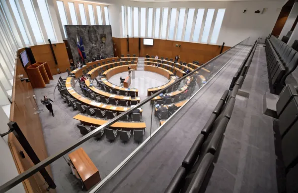 Poslanci LMŠ, SD, Levice, SAB in NeP so obstruirali glasovanja na 
današnji seji državnega zbora.