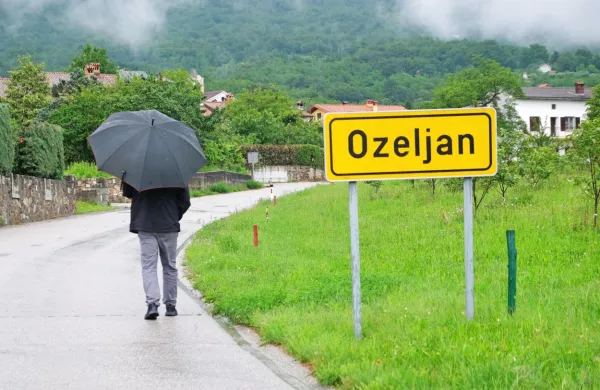 

Tožilstvo trdi, da je Julijana B. zaradi maščevanja pred dobrimi tremi leti skušala domačinki pred hišo v Ozeljanu z nožem vzeti življenje.