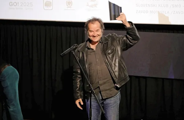 Peter Zeitlinger se je v goriškem Kinemaxu veseli nagrade Darka 
Bratine

