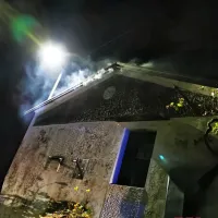  Ogenj, ki se je iz notranjosti  objekta    razširil tudi na ostrešje, je hišo 
zelo poškodoval.