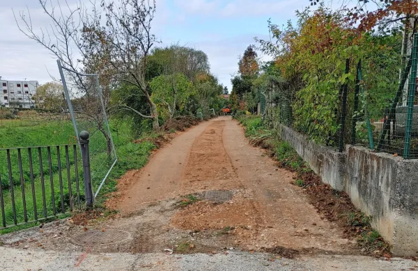 Vkopavajo cevi, ne gradijo poti