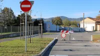 Gradbeni inšpektor je prepovedal uporabo parkirišča pri novi 
poslovilni vežici, dokler občina ne dobi ustreznih dovoljenj. 