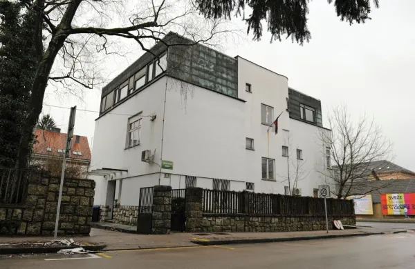 Sodišče je odločilo, da se mora Janez Janša  opravičiti SD in plačati 
10.000 evrov zaradi njegovih javnih izjav, povezanih z lastništvom 
vile na Levstikovi 15 v Ljubljani, kjer ima SD svoj sedež. 