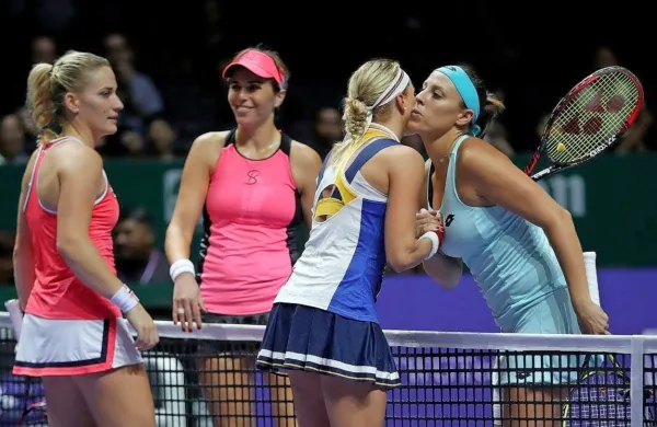 Tako sta pred štirimi leti v Singapuru Andreja Klepač (desno) in 
Maria Jose Martinez Sanchez po četrtfinalnem porazu čestitali 
Andrei Hlavackovi in Timei Babos.