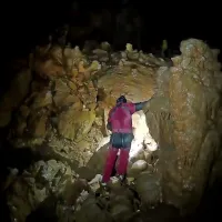 Po dolgem in zelo težavnem delu, odstranjevanju materiala in 
širjenju vhoda se je jama končno odprla.