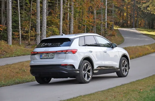 Pri Audiju bogatijo svojo paleto elektrognanih e-tronov. V ponudbo so zdaj uvrstili še dva električarja - Q4 in Q4 sportback 
e-tron. Slednji bo v salonih  v začetku prihodnjega leta.

