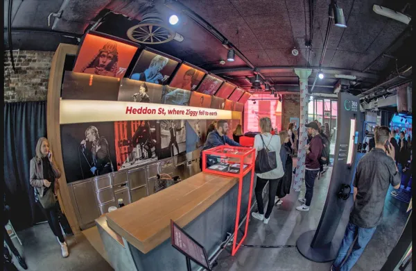 V pop-up trgovini v Londonu so na voljo tudi omejene izdaje plošč 
in spominkov. Odprta bo do konca januarja prihodnje leto.