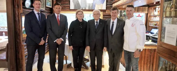 Spominska slika s Pikola: Tadej Gašparin, Borut Pahor, Maruška 
Gašparin, Sergio Mattarella ter Boris in Tadej Gašparin (z leve).  