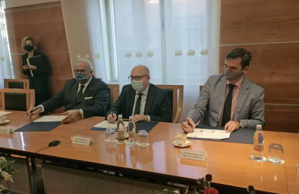 Župani Klemen Miklavič,  Sven Schulz in Rodolfo Ziberna (z desne) 
želijo s podpisom o sodelovanju  nadgraditi utrditi in nadgrajevati 
vezi   med Evropskima prestolnicama kulture.