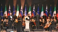 Na Trgu Evrope so solisti iz Slovenije in Italije ter orkester in zbor GO! Borderless izvedli tudi evropsko himno - Odo radosti. 