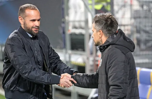 Trener Olimpije Dino Skender (levo) je moral v sredo čestitati 
kolegu na koprski klopi Zoranu Zeljkoviću.