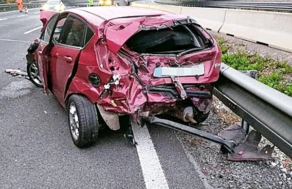 Voznica z avtom v ograjo, v avto nato &scaron;e tovornjak