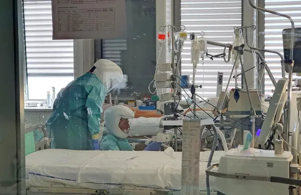 Večina bolni&scaron;nic povečuje kapacitete za covidne bolnike in ukinja vse nenujne programe