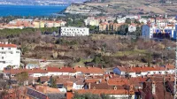 Bodo na zemljišču na sredini naše kakšno leto stare fotografije 
zrasle stavbe z javnim programom, Aqualandia ali kaj tretjega? 