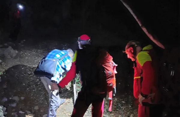 Gorski reševalci so že  v temi  na varno pospremili moškega, ki je 
med iskanjem kostanja zašel s poti.   