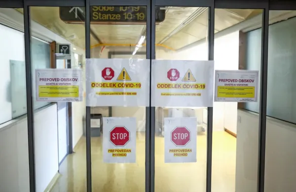 V bolnišnicah zaposleni udi na Primorskem  opozarjajo, da je 
število covidnih postelj omejeno že zato, ker je omejeno število 
zdravnikov in medicinskih sester, ki lahko zanje skrbijo. Zato vse 
pozivajo k spoštovanju varnostnih ukrepov.   