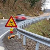 



Sredi januarja leta 2019  je na regionalni cesti med Dornberkom in 
Branikom pri Steskah ugasnilo življenje 65-letne Novogoričanke, 
čez mesec in pol pa še njenega 74-letnega moža.
