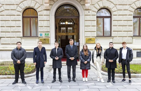 V šestčlanskem predsedstvu na čelu s Simonom Trussevichem so 
tudi trije primorci -  Mark Djurašević (drugi z desne) in Anabel 
Todorović (četrta z desne) z Gimnazije Koper ter Nastja Orel z 
Gimnazije Nova Gorica.