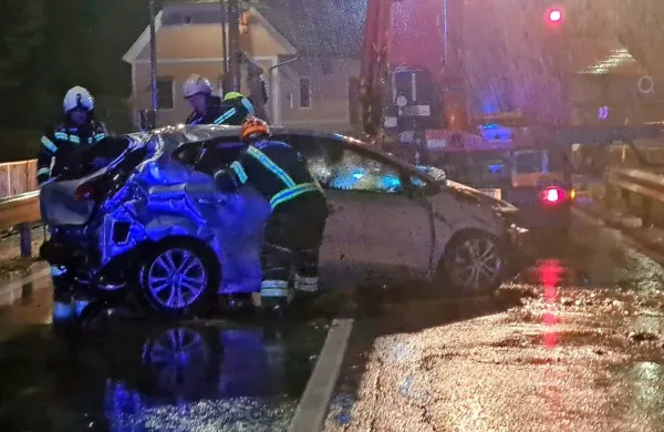  Gasilci  so  voznika  s tehničnim posegom  rešili iz prevrnjenega avta  
v potoku in ga predali  reševalcem, nato pa so avto  dvignili   iz 
potoka  na cesto.  