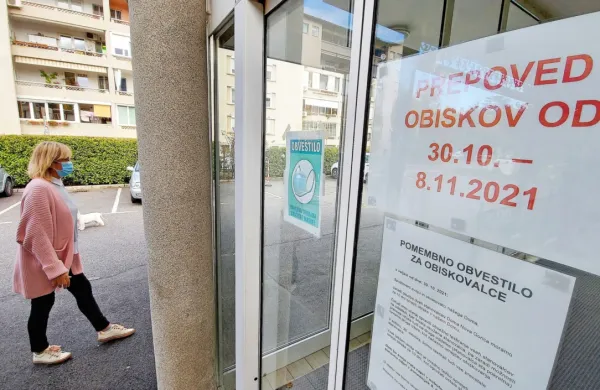 V Novi Gorici so štirje stanovalci okuženi, preventivno so omejili 
obiske. “Na okužbe se bomo morali navaditi,” pravi direktor Bojan 
Stante. 