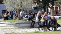 Koprski dijaki med malico; koliko časa se bodo lahko še šolali na 
šoli, včeraj ni vedel  nihče.    