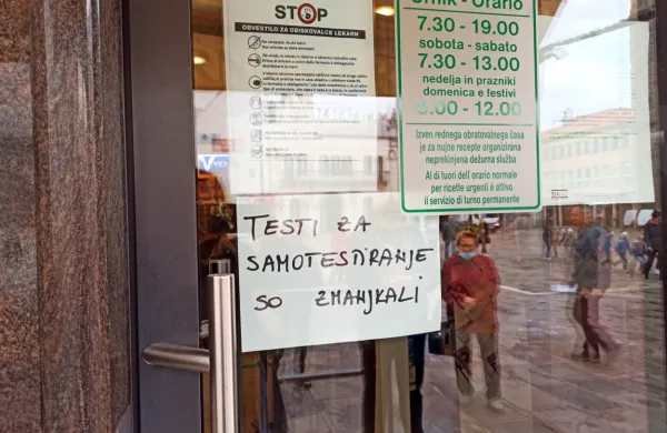 Na takšno obvestilo so včeraj sredi dneva naleteli obiskovalci osrednje koprske lekarne.