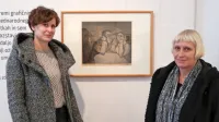 Kustosinji Kaja Rosa in Tanja Cigoj ob jedkanici Preprosta ljubezen iz leta 1921, ki jo je skupaj še z dvema  
grafikama leta  1924 na Beneškem bienalu razstavil kot prvi Slovenec.