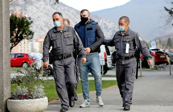 

Višji sodniki so odločili, da mora Jasmin Suljić (v sredini) zaradi 
uboja Bovčana v zaporu preživeti 13 let.