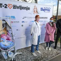  

 V Izoli je  aparat  sprejela predstojnica pediatričnega oddelka 
Alenka Stepišnik iz rok Andreje Verovšek iz društva Slojenčki in 
Gregorja Štampoharja iz T-2.