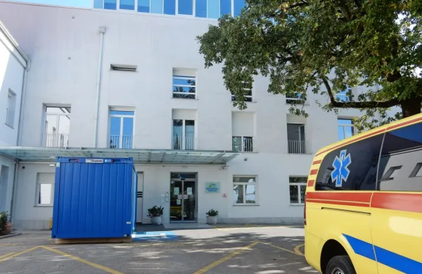 V bolnišnici eno testirno mesto že imajo, novo pa bo namenjeno 
temu, da v bolnišnico ne bi zanesli okužb.