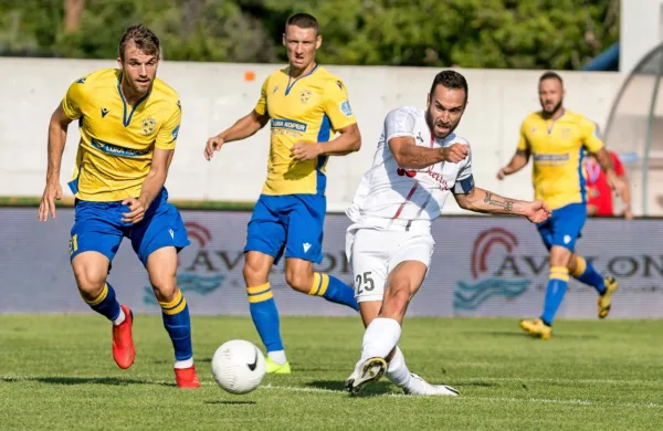 Napadalec Tabora Dino Stančič (v beli opremi) na enem od 
dvobojev s Koprom.