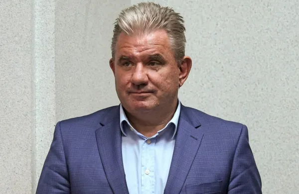 Tedaj gospodarski minister Andrej Vizjak naj bi Petana leta 2007 
nagovarjal, naj ne odkupi lastnih delnic v Termah Čatež, vrednih 
34 milijonov evrov, in tako prihrani denar tako termam kot sebi, 
ker da bo med drugim moral plačati tudi davek.
